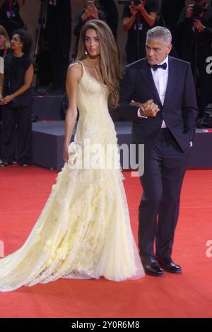 Venedig, Italien. September 2024. GEORGE CLOONEY und seine Frau AMAL CLOONEY auf dem roten Teppich für den Film „Wolfs“ während des 81. Filmfestivals in Venedig. (Kreditbild: © Julia Mineeva/TheNEWS2 via ZUMA Press Wire) NUR REDAKTIONELLE VERWENDUNG! Nicht für kommerzielle ZWECKE! Stockfoto