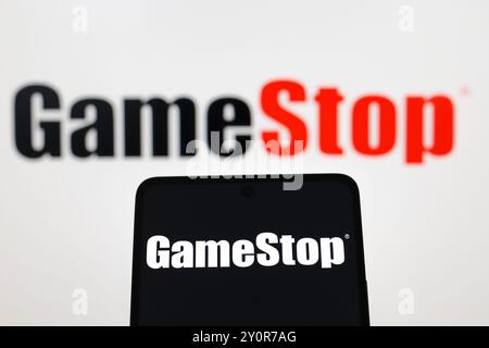 September 2024, Paraguay. In dieser Abbildung wird das GameStop-Logo auf einem Smartphone und im Hintergrund angezeigt Stockfoto