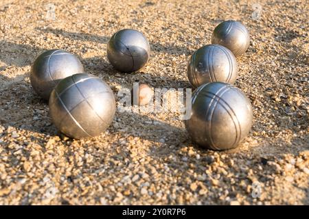 Petanque-Kugeln auf dem Boden, Details im Vordergrund, typisch französisches Spiel. Stockfoto