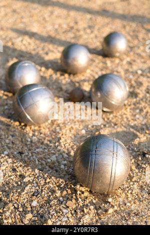 Petanque-Kugeln auf dem Boden, Details im Vordergrund, typisch französisches Spiel. Stockfoto