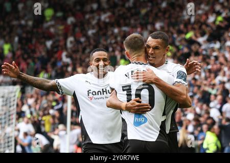 Kayden Jackson von Derby County feiert mit seinen Teamkollegen Nathaniel Mendez-Laing und Jerry Yates das zweite Tor des Spiels während des Sky Bet Championship Matches im Pride Park Stadium in Derby. Bilddatum: Samstag, 31. August 2024. Stockfoto