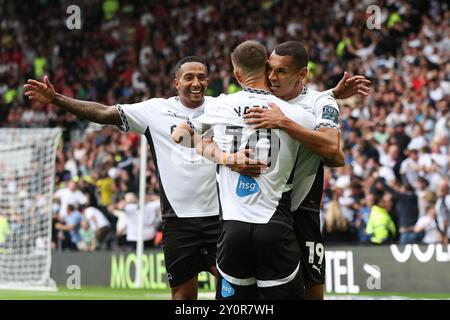 Kayden Jackson von Derby County feiert mit seinen Teamkollegen Nathaniel Mendez-Laing und Jerry Yates das zweite Tor des Spiels während des Sky Bet Championship Matches im Pride Park Stadium in Derby. Bilddatum: Samstag, 31. August 2024. Stockfoto