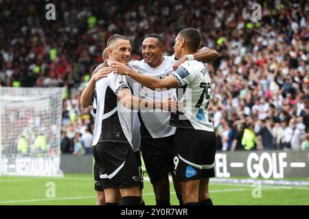 Kayden Jackson von Derby County feiert mit seinen Teamkollegen Nathaniel Mendez-Laing, Jerry Yates und Kenzo Goudmijn das zweite Tor im Spiel der Sky Bet Championship im Pride Park Stadium in Derby. Bilddatum: Samstag, 31. August 2024. Stockfoto