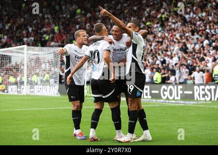 Kayden Jackson von Derby County feiert mit seinen Teamkollegen Nathaniel Mendez-Laing, Jerry Yates und Kenzo Goudmijn das zweite Tor im Spiel der Sky Bet Championship im Pride Park Stadium in Derby. Bilddatum: Samstag, 31. August 2024. Stockfoto