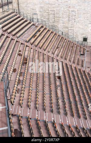 Stapelbare Tribünen an einem Veranstaltungsort im Freien. Stockfoto