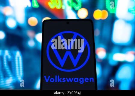 Paraguay. September 2024. In dieser Abbildung wird das Volkswagen-Logo auf einem Smartphone-Bildschirm angezeigt. (Foto von Jaque Silva/SOPA Images/SIPA USA) *** ausschließlich für redaktionelle Nachrichten *** Credit: SIPA USA/Alamy Live News Stockfoto