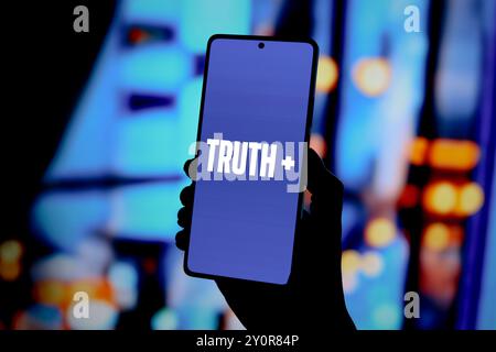 Paraguay. September 2024. In dieser Fotoabbildung wird das Truth Social Plus-Logo auf einem Smartphone-Bildschirm angezeigt. (Foto von Jaque Silva/SOPA Images/SIPA USA) *** ausschließlich für redaktionelle Nachrichten *** Credit: SIPA USA/Alamy Live News Stockfoto