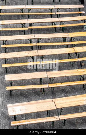 Bierbänke, Tische, Bierzeltset, leer, Stockfoto