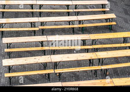 Bierbänke, Tische, Bierzeltset, leer, Stockfoto