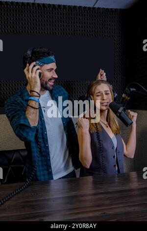 Hipster-Mann und -Frau spielen Sängeraufnahmen ab Stockfoto