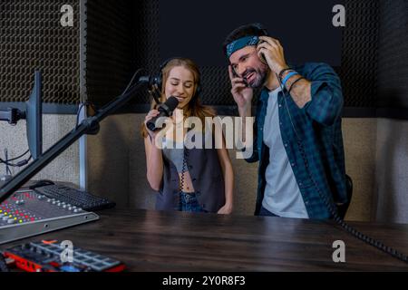 Hipster-Mann und -Frau spielen Sängeraufnahmen ab Stockfoto