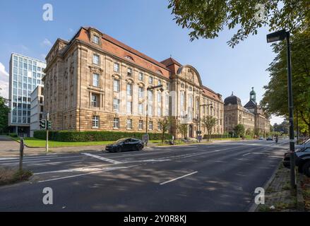 Vor dem Gebäude des Oberlandesgerichts Düsseldorf, dahinter die Bezirksregierung Düsseldorf, an der Cecilienallee, Verwaltungsgebäude Stockfoto