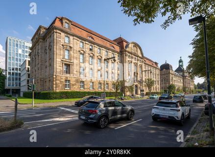 Vor dem Gebäude des Oberlandesgerichts Düsseldorf, dahinter die Bezirksregierung Düsseldorf, an der Cecilienallee, Verwaltungsgebäude Stockfoto