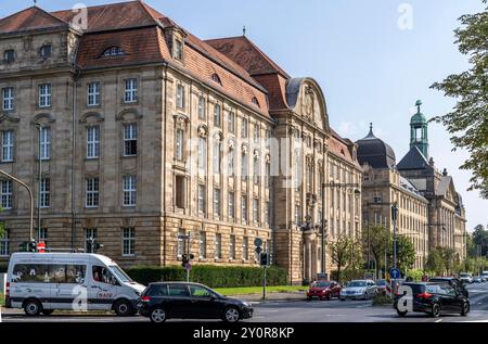 Vor dem Gebäude des Oberlandesgerichts Düsseldorf, dahinter die Bezirksregierung Düsseldorf, an der Cecilienallee, Verwaltungsgebäude Stockfoto