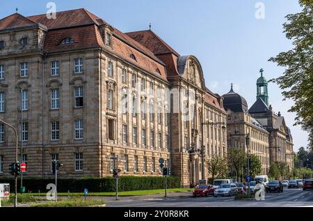 Vor dem Gebäude des Oberlandesgerichts Düsseldorf, dahinter die Bezirksregierung Düsseldorf, an der Cecilienallee, Verwaltungsgebäude Stockfoto