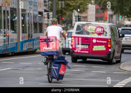 Flink Lieferdienst Kurier Radfahrer und Flaschenpost Auslieferung Fahrzeug, in Düsseldorf, NRW, Deutschland Flink Flaschenpost *** Flink Lieferservice Kurier Radfahrer und Flaschenpost, in Düsseldorf, NRW, Deutschland Flink Flaschenpost Stockfoto