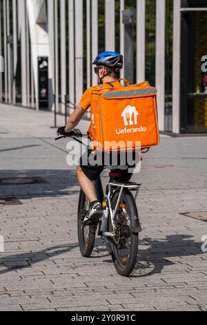 Lieferando Lieferdienst, Fahrradkurier mit Thermorucksack, Düsseldorf, NRW, Deutschland Lieferando *** Lieferando Lieferservice, Fahrradkurier mit Thermalrucksack, Düsseldorf, NRW, Deutschland Lieferando Stockfoto