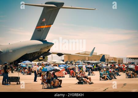 Die Fans der Airshow sitzen auf dem Asphalt der Legacy of Liberty Airshow 2024 auf der Holloman Air Force Base in der Nähe von Alamogordo, New Mexico. Stockfoto