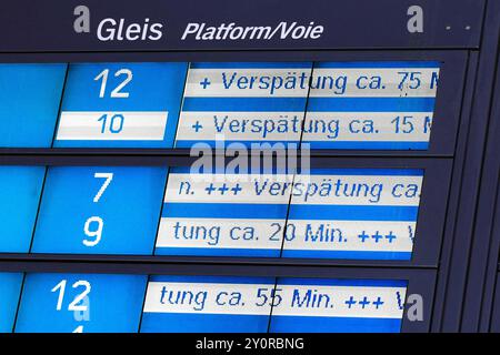 Verspätungen bei der Bahn. Bahnhofstafel im Hauptbahnhof Hannover zeigt die verspätete Abfahrt von Zügen an. 2,9.2024. --- Verspätungen im Zug. Das Bahnhofsschild in Hannover (Deutschland) zeigt die verspätete Abfahrt von Zügen an. September 2024. Stockfoto