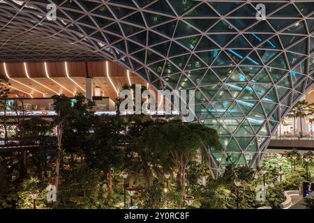 Doha, Katar - 29. August 2024: Der Orchard, der tropische Garten des Flughafens Doha. Stockfoto