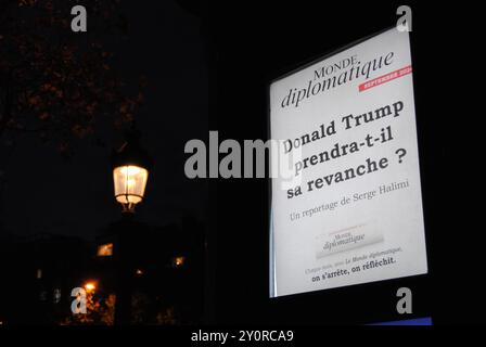 Paris, Frankreich - 03. September 2024: Die neuesten Veröffentlichungen an den Zeitungsständen werden an einem Kiosk auf der Avenue des Champs-Elysées angekündigt. Stockfoto