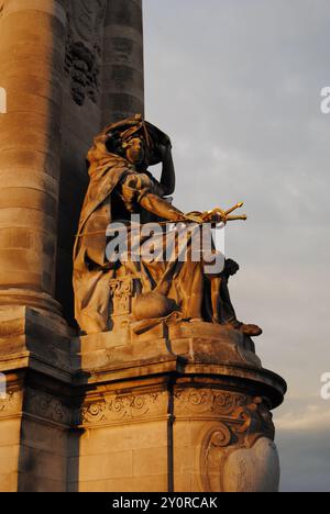 Paris, Frankreich - 03. September 2024: „La France de la Renaissance“ oder „The Renaissance France“, Statue auf Pont Alexandre III bei Sonnenuntergang. Stockfoto