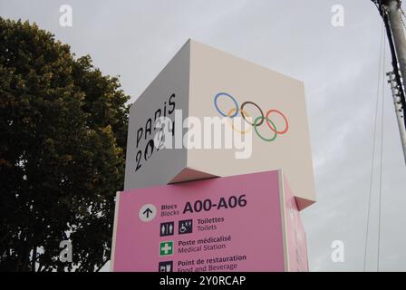 Paris, Frankreich - 03. September 2024: Paris 2024 und die Olympischen Ringe am Invalides-Wettkampfort während der Paralympischen Spiele 2024 in Paris. Stockfoto