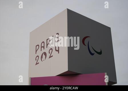 Paris, Frankreich - 03. September 2024: Paris 2024 und die Paralympischen Agitos am Invalides-Wettkampfort während der Paralympischen Spiele 2024. Stockfoto