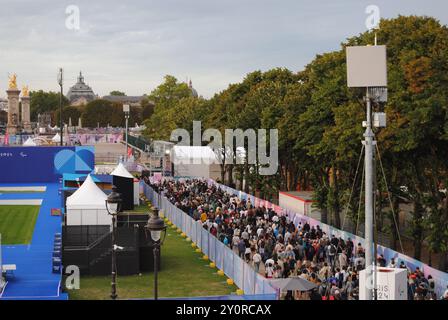 Paris, Frankreich - 03. September 2024: Die Fans verlassen das Para Bogenschießen am Invalides-Wettkampfort während der Paralympischen Spiele 2024 in Paris. Stockfoto