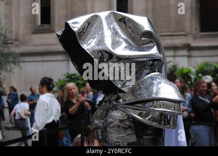 Paris, Frankreich - 03. September 2024: Zeus, das Metallpferd der Eröffnungszeremonie der Olympischen Spiele 2024 in Paris, ausgestellt im Hôtel de Ville. Stockfoto