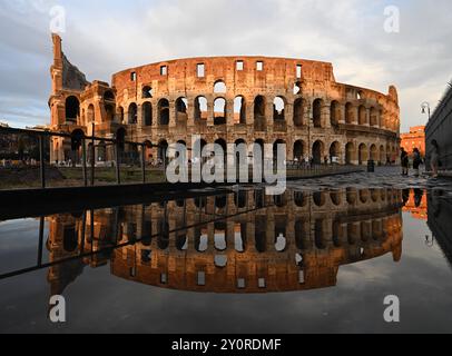 Rom, Italien. September 2024. Das Kolosseum spiegelt sich in einer Pfütze nach einem Regensturm in Rom, Italien, am 3. September 2024 wieder. Quelle: Alberto Lingria/Xinhua/Alamy Live News Stockfoto