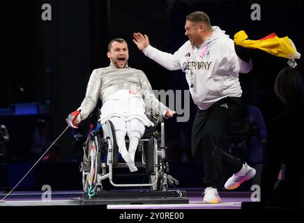 Paris, Frankreich. September 2024. Paralympics, Paris 2024, Rollstuhlzäune, Grand Palais, Säbel, Männer, Kategorie A, Finale, Maurice Schmidt (l) aus Deutschland feiert seine Goldmedaille mit Trainer Alexander Bondar nach seinem Sieg gegen Piers Gilliver (Großbritannien). Quelle: Julian Stratenschulte/dpa/Alamy Live News Stockfoto