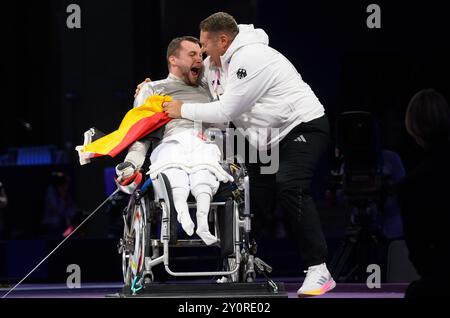 Paris, Frankreich. September 2024. Paralympics, Paris 2024, Rollstuhlzäune, Grand Palais, Säbel, Männer, Kategorie A, Finale, Maurice Schmidt (l) aus Deutschland feiert seine Goldmedaille mit Trainer Alexander Bondar nach seinem Sieg gegen Piers Gilliver (Großbritannien). Quelle: Julian Stratenschulte/dpa/Alamy Live News Stockfoto