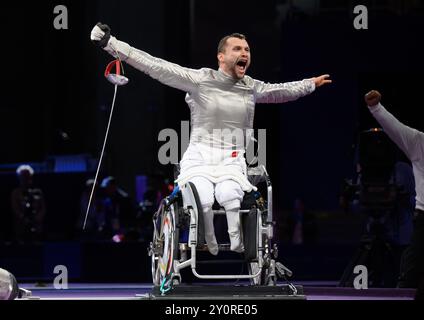 Paris, Frankreich. September 2024. Paralympics, Paris 2024, Rollstuhlzäune, Grand Palais, Säbel, Männer, Kategorie A, Finale, Maurice Schmidt (r) aus Deutschland feiert seine Goldmedaille nach seinem Sieg gegen Piers Gilliver (Großbritannien). Quelle: Julian Stratenschulte/dpa/Alamy Live News Stockfoto