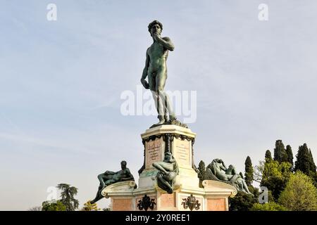 Bronzekopie des berühmten David von Michelangelo, ein Meisterwerk der italienischen Renaissance-Skulptur, in Piazzale Michelangelo, Florenz, Toskana, Italien Stockfoto