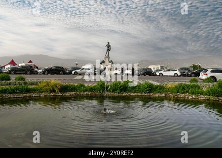 Blick auf die Piazzale Michelangelo mit der Bronzekopie des David von Michelangelo, mit vielen Autos und Campern, die am Ostersonntag in Florenz, Italien, geparkt sind Stockfoto