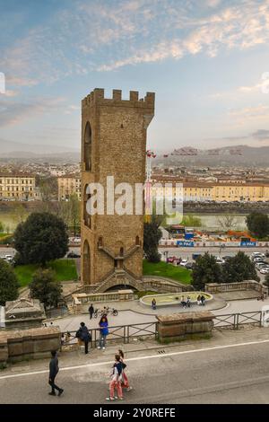 Erhöhter Blick auf den Turm von San Niccolò, der 1324 als Teil der mittelalterlichen Stadtmauer erbaut wurde, mit dem Fluss Arno im Hintergrund, Florenz, Toskana, Stockfoto