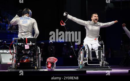 Paris, Frankreich. September 2024. Paralympics, Paris 2024, Rollstuhlzäune, Grand Palais, Säbel, Männer, Kategorie A, Finale, Maurice Schmidt (r) aus Deutschland feiert seine Goldmedaille nach seinem Sieg gegen Piers Gilliver (Großbritannien). Quelle: Julian Stratenschulte/dpa/Alamy Live News Stockfoto