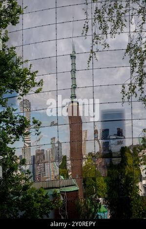 Depot Boijmans Van Beuningen in Rotterdam, das einzigartige kreisförmige Kunstmuseum mit Spiegelmauern Stockfoto