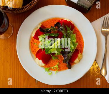 Leckere gefüllte Piquillo-Paprika mit Kabeljau-Brandade in Sauce Stockfoto