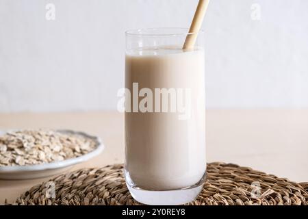 Hafermilch im Glas, flocken gebackenes Getreide. Milchersatz, Milch für Vegetarier. Stockfoto