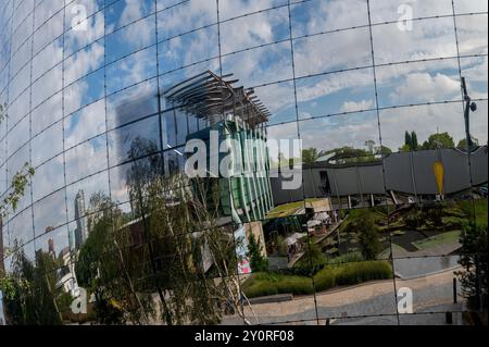 Depot Boijmans Van Beuningen in Rotterdam, das einzigartige kreisförmige Kunstmuseum mit Spiegelmauern Stockfoto