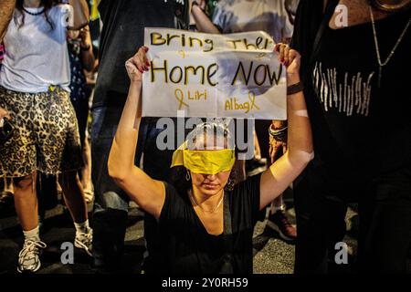 Tel Aviv, 03.09.2024, ein israelischer Demonstrant winkt ein Zeichen während einer Demonstration am Dienstag, 3. September 2024, vor der Seite des Verteidigungsministeriums in Tel Aviv.Tausende Menschen haben sich in Tel Aviv und in ganz Israel versammelt, drei Tage nachdem die Leichen von Carmel Gat, Eden Yerushalmi, Hersh Goldberg-Polin, Alexander Lobanov, Almog Sarusi und Meister Sgt Ori Danino aus Gaza gerettet wurden. Die Demonstranten rufen Premierminister Benjamin Netanjahu und seine Regierung auf, eine Einigung zu erzielen, um die Freilassung der verbleibenden Geiseln zu erreichen, die die Hamas während der Angriffe vom 7. Oktober ergriffen hat. Foto von Eyal Warshavsky. Stockfoto