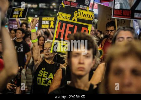 Tel Aviv, 03.09.2024, während einer Demonstration am Dienstag, 3. September 2024, außerhalb des Verteidigungsministeriums in Tel Aviv, hält ein israelischer Demonstrant den Arm hoch. Tausende von Menschen haben sich in Tel Aviv und ganz Israel versammelt, drei Tage nachdem die Leichen von Carmel Gat, Eden Yerushalmi, Hersh Goldberg-Polin, Alexander Lobanov, Almog Sarusi und Meister Ori Danino aus Gaza gerettet wurden. Die Demonstranten rufen Premierminister Benjamin Netanjahu und seine Regierung auf, eine Einigung zu erzielen, um die Freilassung der verbleibenden Geiseln zu erreichen, die die Hamas während der Angriffe vom 7. Oktober ergriffen hat. Foto von Eyal Warshavsky. Stockfoto