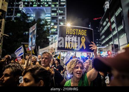 Tel Aviv, 03.09.2024, ein israelischer Demonstrant hält während einer Demonstration außerhalb des Verteidigungsministeriums in Tel Aviv am Dienstag, 3. September 2024, ein Schild auf, das zu einem Geiselabkommen aufruft.Tausende Menschen haben sich in Tel Aviv und ganz Israel versammelt, drei Tage nachdem die Leichen von Carmel Gat, Eden Yerushalmi, Hersh Goldberg-Polin, Alexander Lobanov, Almog Sarusi und Meister Ori Danino aus Gaza gerettet wurden. Die Demonstranten rufen Premierminister Benjamin Netanjahu und seine Regierung auf, eine Einigung zu erzielen, um die Freilassung der verbleibenden Geiseln zu erreichen, die die Hamas während der Angriffe vom 7. Oktober ergriffen hat. Foto von Eyal war Stockfoto