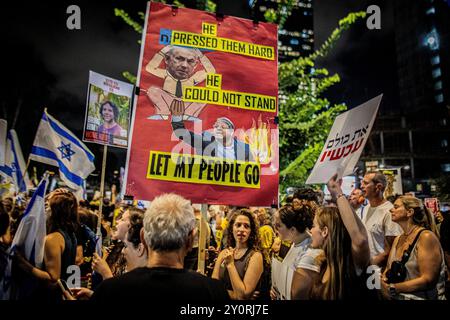 Tel Aviv, 09.03.2024, ein israelischer Demonstrant hält ein Schild mit dem israelischen Premierminister Benjamin Netanjahu, Top und Minister für nationale Sicherheit Itamar Ben Gvir, während einer Demonstration außerhalb des Verteidigungsministeriums in Tel Aviv am Dienstag, 3. September 2024. Tausende von Menschen haben sich in Tel Aviv und in ganz Israel versammelt, drei Tage nachdem die Leichen von Karmel Gat, Eden Yerushalmi, Hersh Goldberg-Polin, Alexander Sgt Sarcui und Almog Sarusi Meister aus Gaza. Die Demonstranten rufen Premierminister Benjamin Netanjahu und seine Regierung auf, eine Vereinbarung zu treffen, um die Freilassung der Re zu sichern Stockfoto