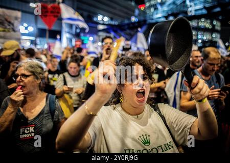 Tel Aviv, 03.09.2024, eine israelische Demonstrantin singt während einer Demonstration vor dem Verteidigungsministerium in Tel Aviv am Dienstag, 3. September 2024.Tausende Menschen haben sich in Tel Aviv und in ganz Israel versammelt, drei Tage nachdem die Leichen von Carmel Gat, Eden Yerushalmi, Hersh Goldberg-Polin, Alexander Lobanov, Almog Sarusi und Meister Ori Danino aus Gaza gerettet wurden. Die Demonstranten rufen Premierminister Benjamin Netanjahu und seine Regierung auf, eine Einigung zu erzielen, um die Freilassung der verbleibenden Geiseln zu erreichen, die die Hamas während der Angriffe vom 7. Oktober ergriffen hat. Foto von Eyal Warshavsky. Stockfoto