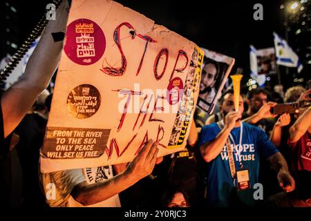 Tel Aviv, 03.09.2024, ein israelischer Demonstrant hält während einer Demonstration vor der Seite des Verteidigungsministeriums in Tel Aviv am Dienstag, 3. September 2024, ein Schild auf, das die Beendigung des Krieges in Gaza fordert.Tausende Menschen haben sich in Tel Aviv und in ganz Israel versammelt, drei Tage nachdem die Leichen von Karmel Gat, Eden Yerushalmi, Hersh Goldberg-Polin, Alexander Lobanov, Almog Sarusi und Meister Sgt wurden aus Gaza gerettet. Die Demonstranten rufen Premierminister Benjamin Netanjahu und seine Regierung auf, eine Einigung zu erzielen, um die Freilassung der verbleibenden Geiseln zu erreichen, die die Hamas während der Angriffe vom 7. Oktober ergriffen hat. Foto von Eyal Stockfoto