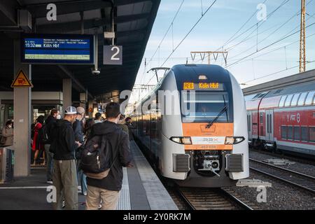 ESSEN, DEUTSCHLAND - 11. NOVEMBER 2022: Selektive Unschärfe auf einem RRX-Zug, der den Bahnsteig des Bahnhofs Essen Hbf, einem Verkehrsknotenpunkt der Region NRW, erreicht Stockfoto