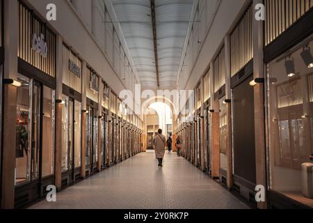 LÜTTICH, BELGIEN - 5. NOVEMBER 2022: Selektive Unschärfe im Inneren der Passage Lemonier mit Geschäften und Geschäften. Passage lemonnier ist ein Einkaufsbummel Stockfoto